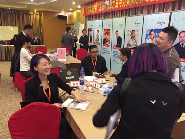 幫你拍個企業(yè)宣傳片，小瓜子雞年送你萬能福